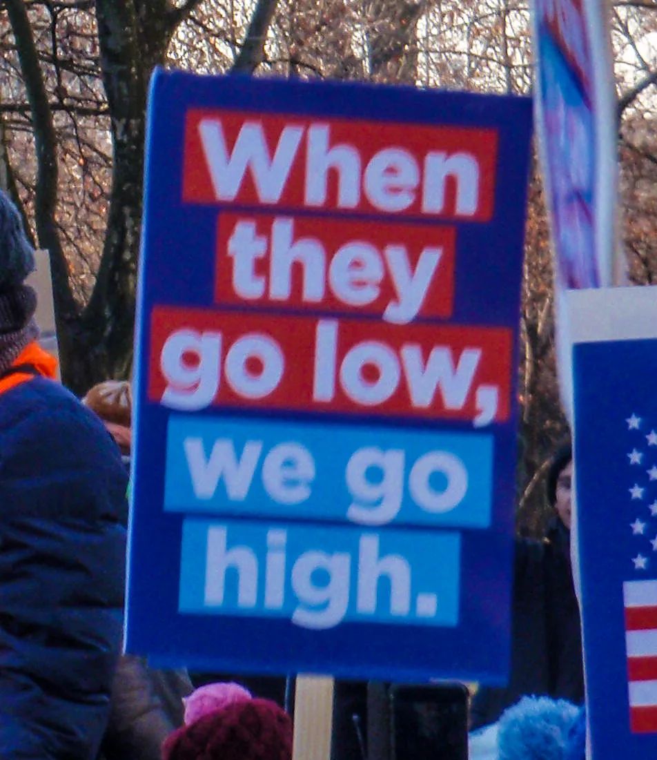 لافتة مظاهرة كُتب عليها «When they go low, we go high»، صُوّرت في Frankfurt, ألمانيا.