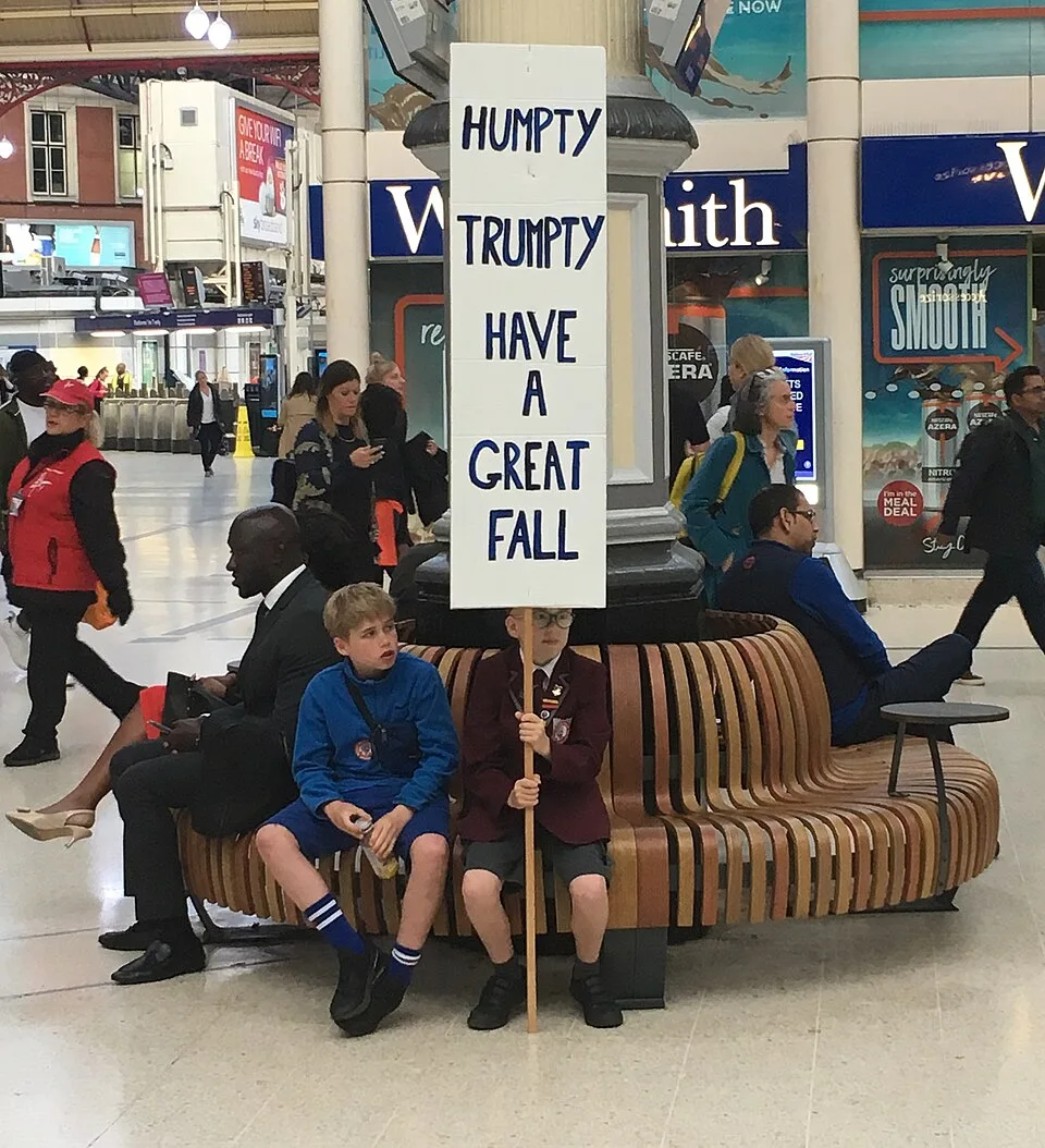 لافتة احتجاج مكتوب عليها «Humpty Trumpty, have a great fall»