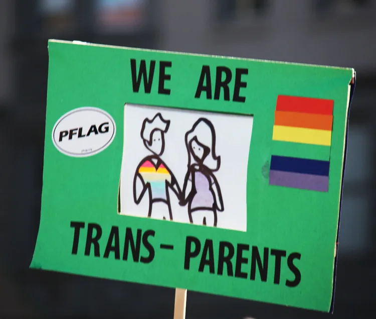 لافتة مظاهرة كُتب عليها «We are trans parents»، صُوّرت في Washington, الولايات المتحدة.