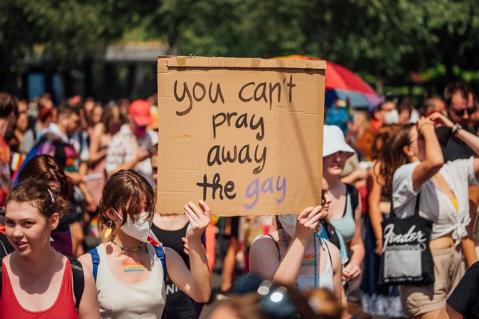 لافتة احتجاج مكتوب عليها «You can't pray away the gay»