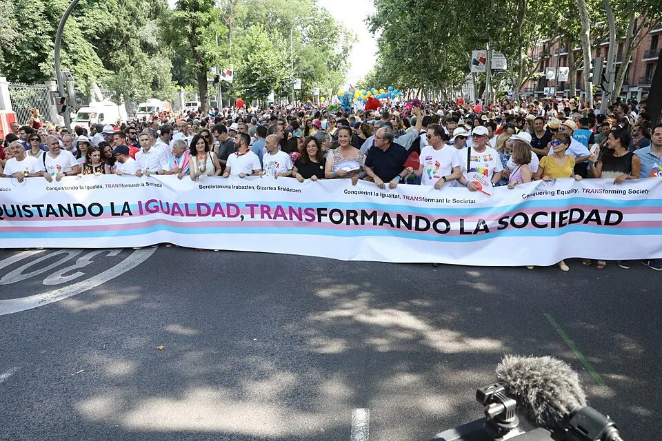 لافتة احتجاج مكتوب عليها «Conquistando igualdad, TRANSformando la sociedad»