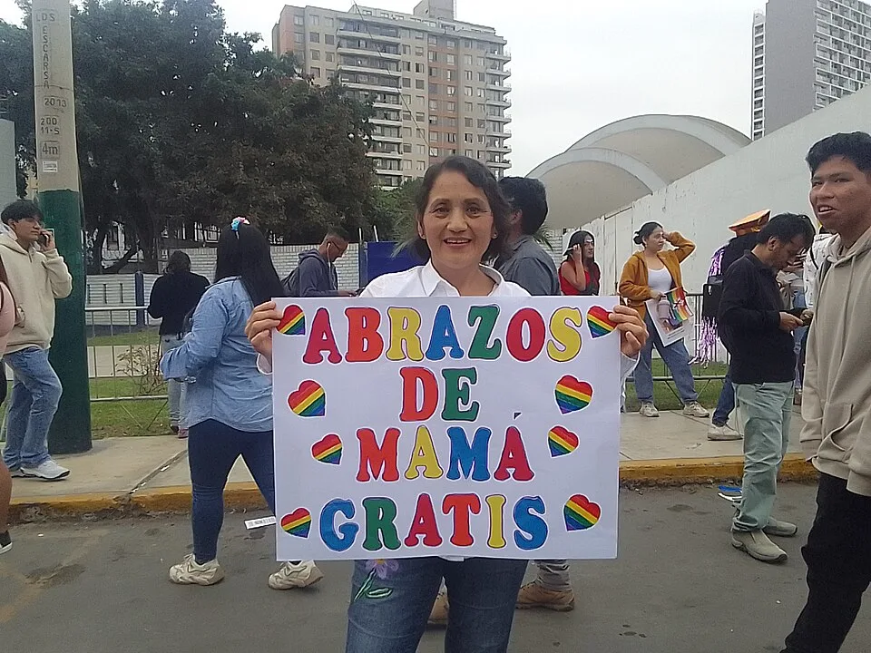 لافتة احتجاج مكتوب عليها «Abrazos de mamá gratis»