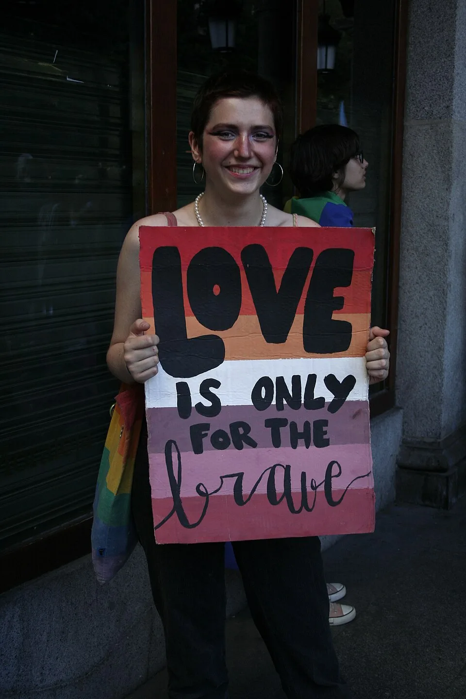 لافتة مظاهرة كُتب عليها «Love is only for the brave»، صُوّرت في Valladolid, إسبانيا.