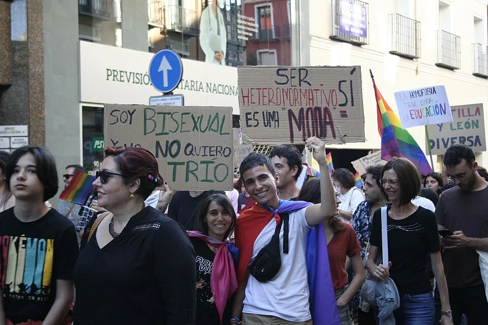 لافتة مظاهرة كُتب عليها «Soy bisexual, no quiero un trío»، صُوّرت في Valladolid, إسبانيا.