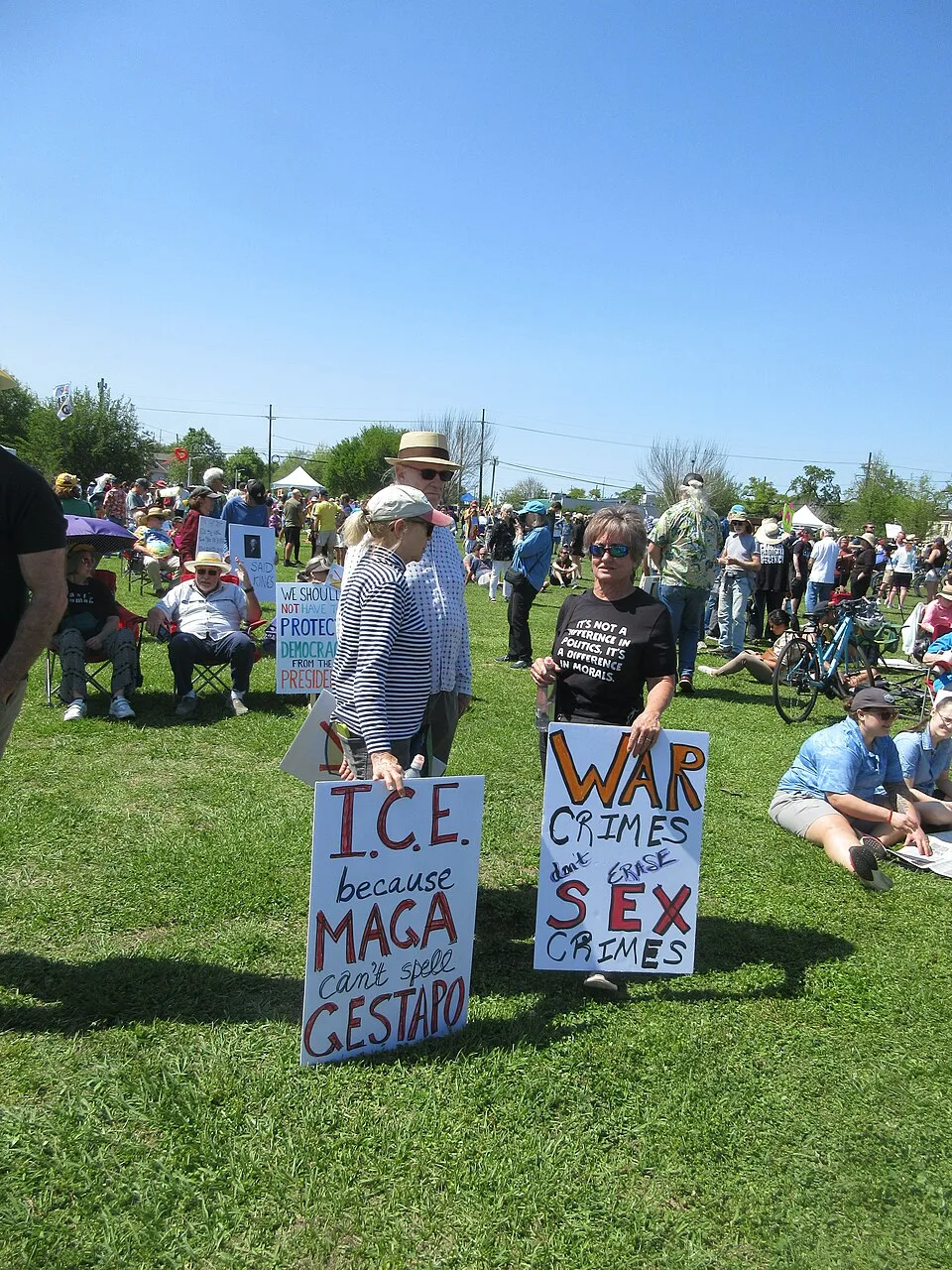 لافتة مظاهرة كُتب عليها «I.C.E. because MAGA can't spell GESTAPO»، صُوّرت في New Orleans, الولايات المتحدة.