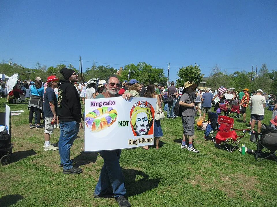 لافتة مظاهرة كُتب عليها «King cake, not King T-Rump»، صُوّرت في New Orleans, الولايات المتحدة.