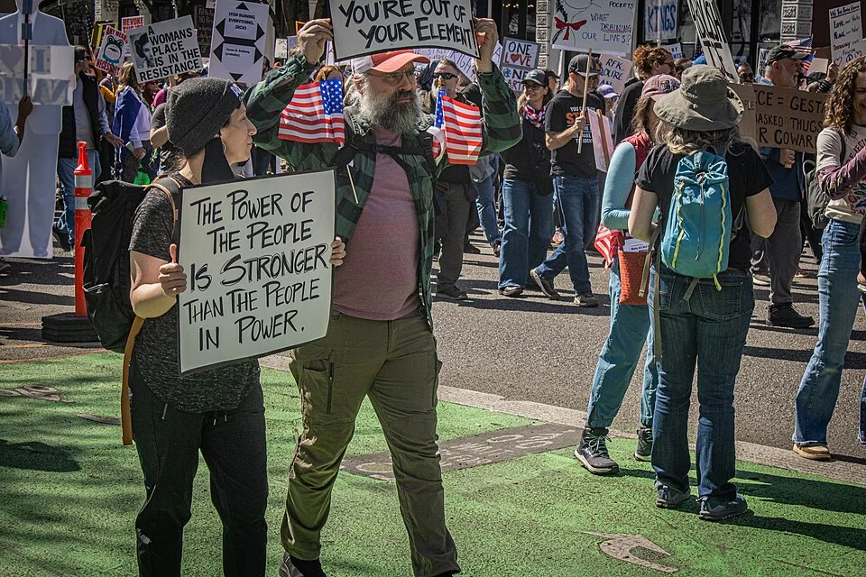 لافتة مظاهرة كُتب عليها «The power of the people is stronger than the people in power.»، صُوّرت في Portland, الولايات المتحدة.