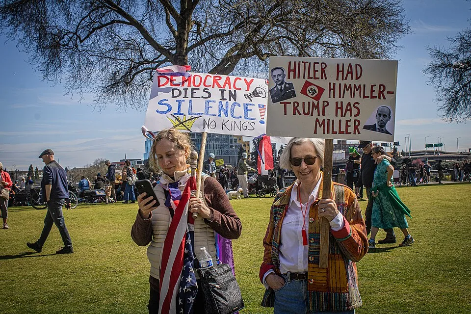 Pancarta con el texto «Hitler had Himmler — Trump has Miller», fotografiada en Portland, Estados Unidos.