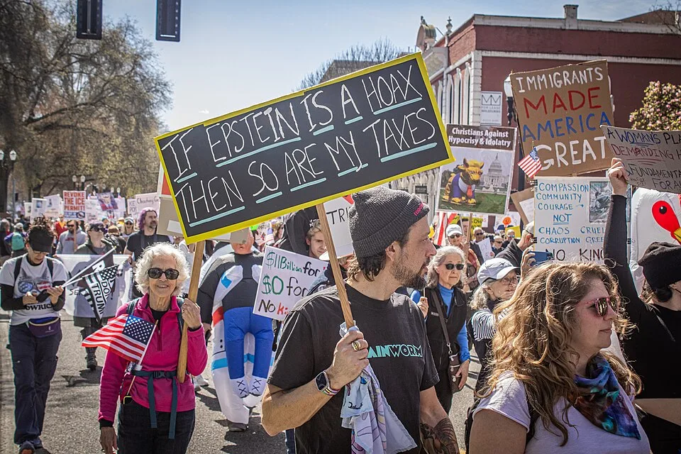 Pancarta con el texto «If Epstein is a hoax, then so are my taxes», fotografiada en Portland, Estados Unidos.