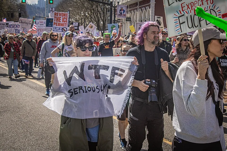 Pancarta con el texto «WTF. Seriously.», fotografiada en Portland, Estados Unidos.