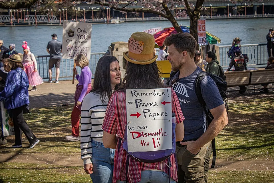 Pancarta con el texto «Remember! The Panama Papers. We must dismantle the 1%.», fotografiada en Portland, Estados Unidos.