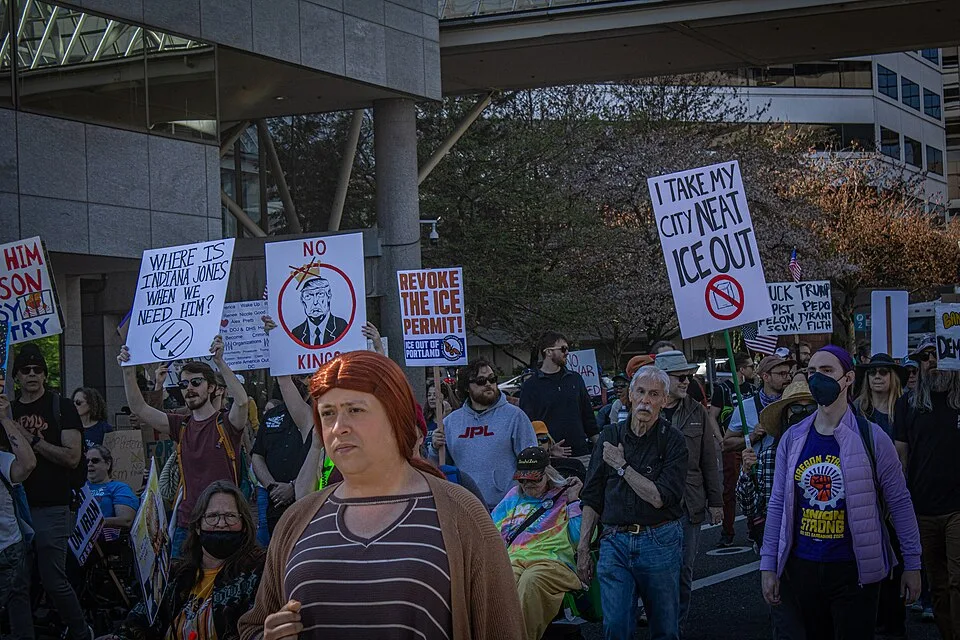 Pancarta con el texto «Where is Indiana Jones when we need him?», fotografiada en Portland, Estados Unidos.