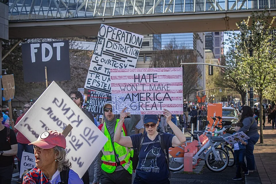 Pancarta con el texto «Hate won't make America great», fotografiada en Portland, Estados Unidos.