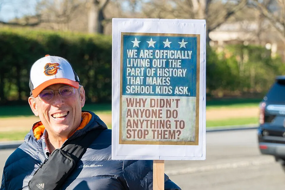 Pancarta con el texto «We are officially living out the part of history that makes school kids ask, 'Why didn't anyone do anything to stop them?'», fotografiada en Washington, Estados Unidos.