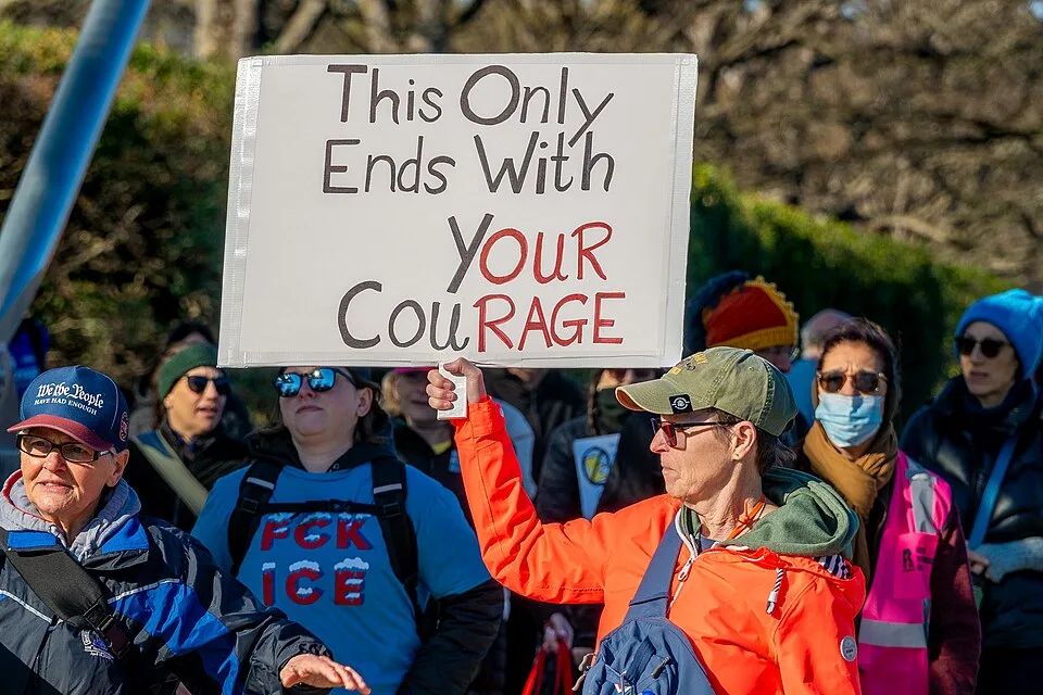 Pancarta con el texto «This only ends with your courage», fotografiada en Washington, Estados Unidos.