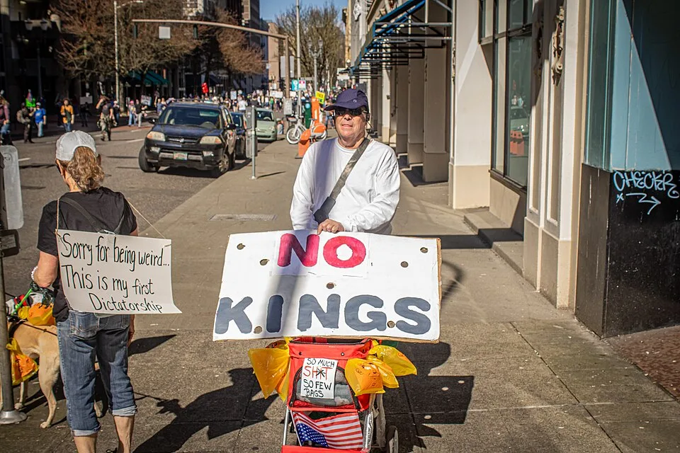 Pancarta con el texto «Sorry for being weird. This is my first dictatorship.», fotografiada en Portland, Estados Unidos.