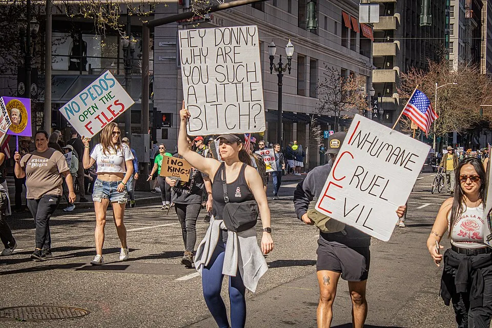 Pancarta con el texto «ICE: Inhumane, Cruel, Evil», fotografiada en Portland, Estados Unidos.