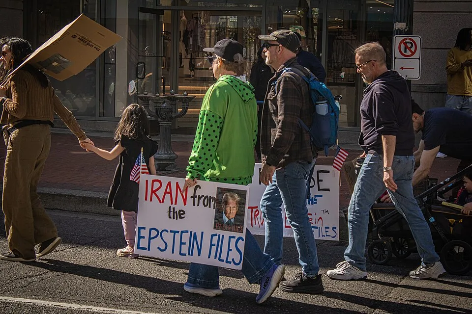 Pancarta con el texto «Iran from the Epstein files», fotografiada en Portland, Estados Unidos.