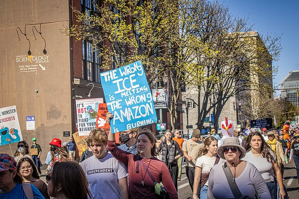 Pancarta con el texto «The wrong ICE is melting. The wrong Amazon is burning.», fotografiada en Portland, Estados Unidos.