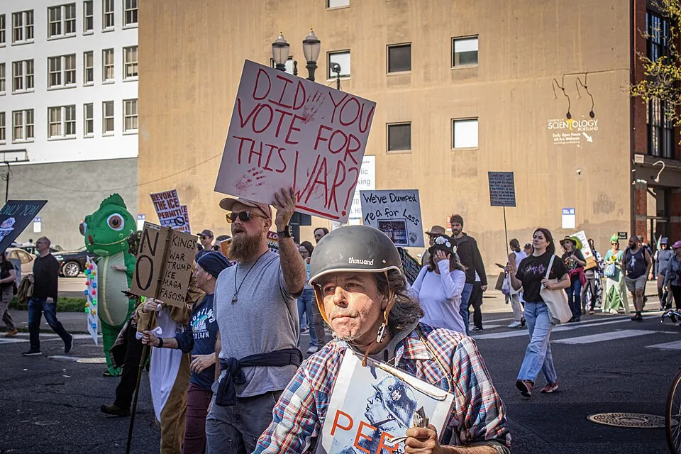 Pancarta con el texto «Did you vote for this war?», fotografiada en Portland, Estados Unidos.