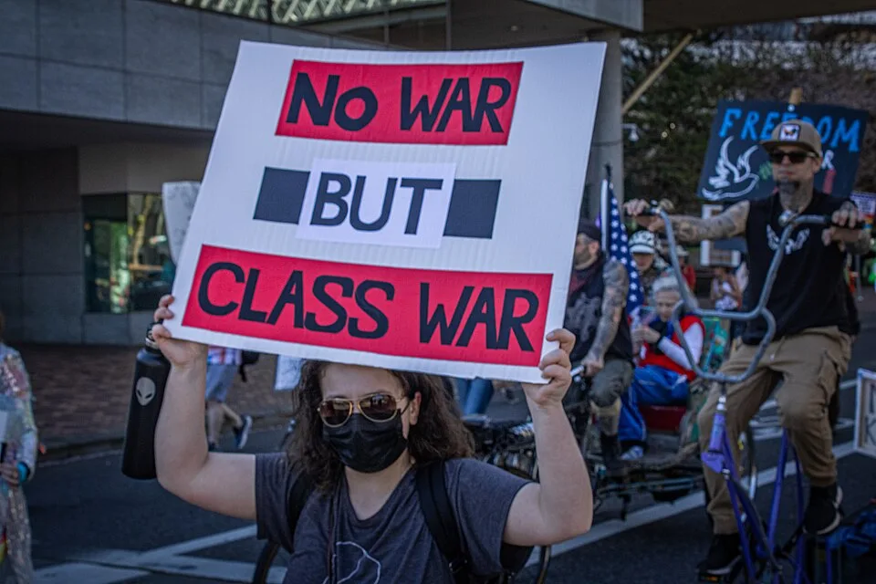 Pancarta con el texto «No war but class war», fotografiada en Portland, Estados Unidos.