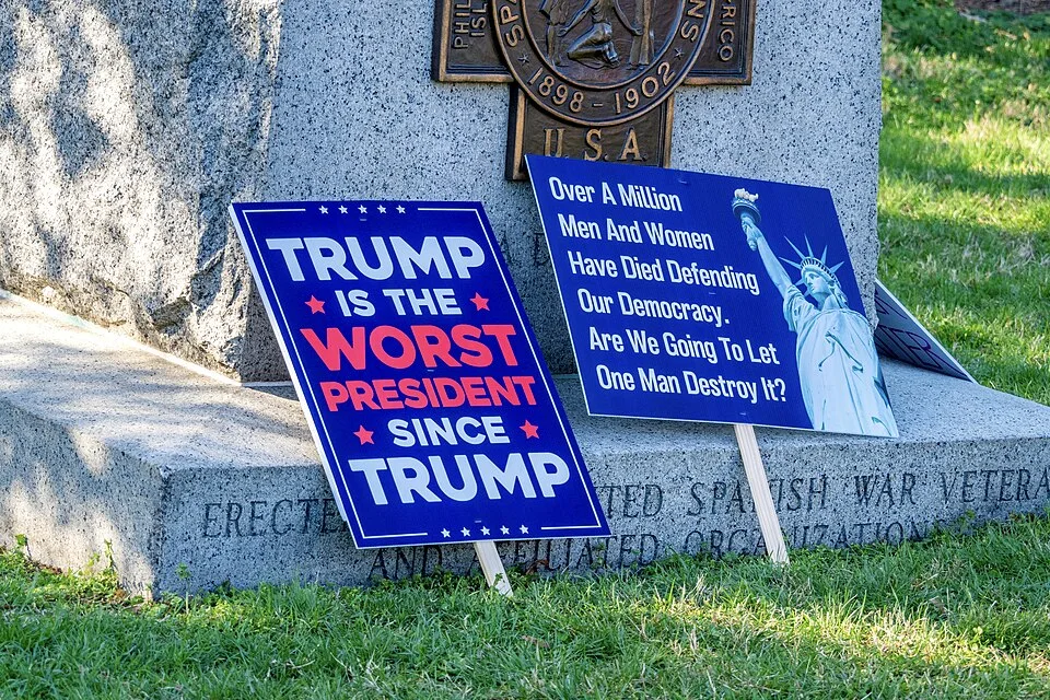 Pancarta con el texto «Trump is the worst president since Trump», fotografiada en Washington, Estados Unidos.