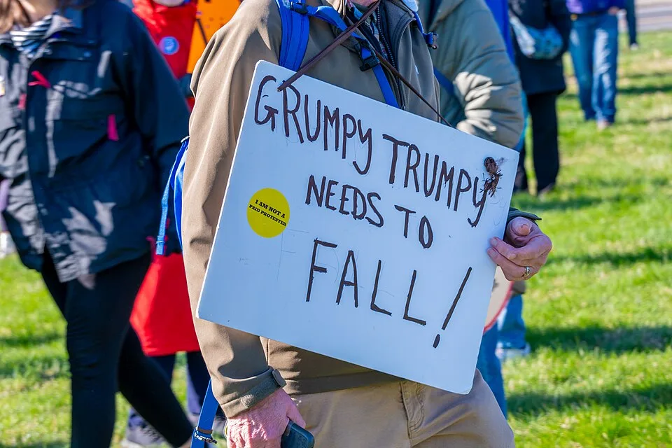 Pancarta con el texto «Grumpy Trumpy needs to fall!», fotografiada en Washington, Estados Unidos.