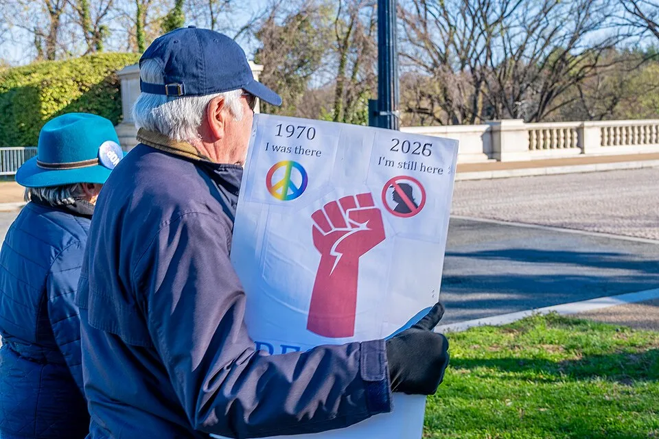 Pancarta con el texto «1970: I was there. 2026: I'm still here.», fotografiada en Washington, Estados Unidos.