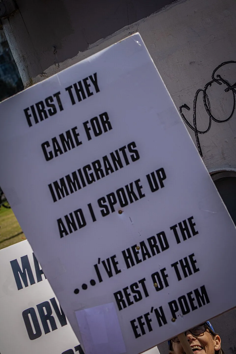 Pancarta con el texto «First they came for immigrants and I spoke up. I've heard the rest of the eff'n poem.», fotografiada en Portland, Estados Unidos.