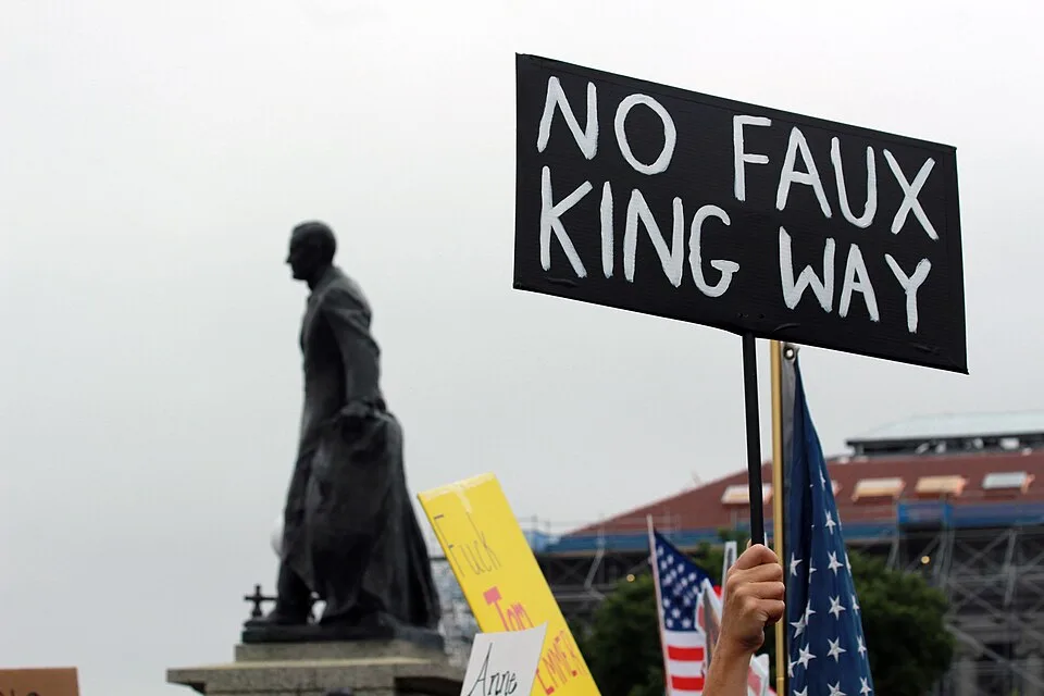 Pancarta con el texto «No faux king way», fotografiada en Saint Paul, Estados Unidos.