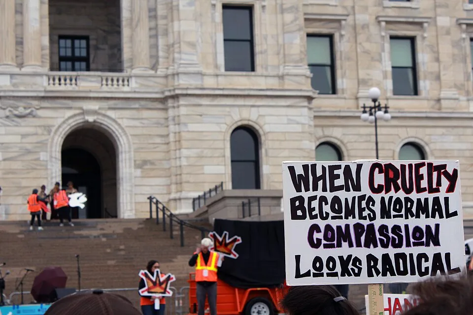 Pancarta con el texto «When cruelty becomes normal, compassion looks radical», fotografiada en Saint Paul, Estados Unidos.