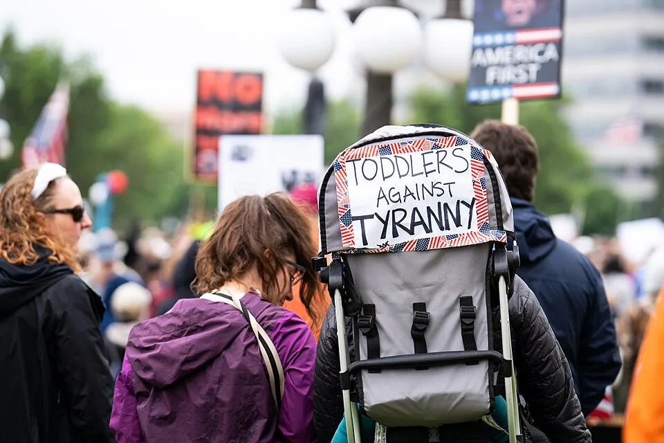Pancarta con el texto «Toddlers against tyranny», fotografiada en Saint Paul, Estados Unidos.