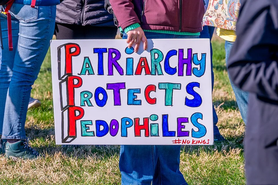 Pancarta con el texto «Patriarchy protects pedophiles», fotografiada en Washington, Estados Unidos.