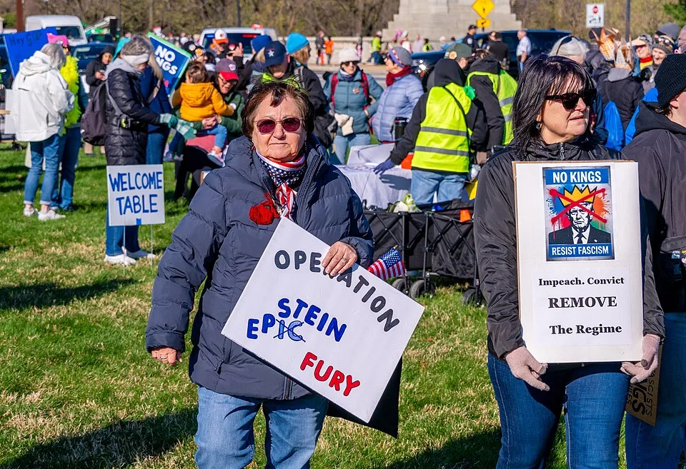 Pancarta con el texto «Operation Epstein Fury», fotografiada en Washington, Estados Unidos.