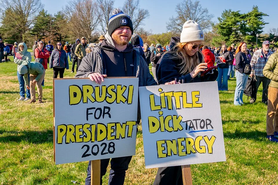 Pancarta con el texto «Little dicktator energy», fotografiada en Washington, Estados Unidos.