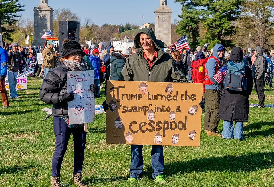Pancarta con el texto «Trump turned the swamp into a cesspool», fotografiada en Washington, Estados Unidos.
