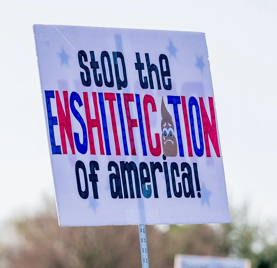 Pancarta con el texto «Stop the enshittification of America!», fotografiada en Washington, Estados Unidos.