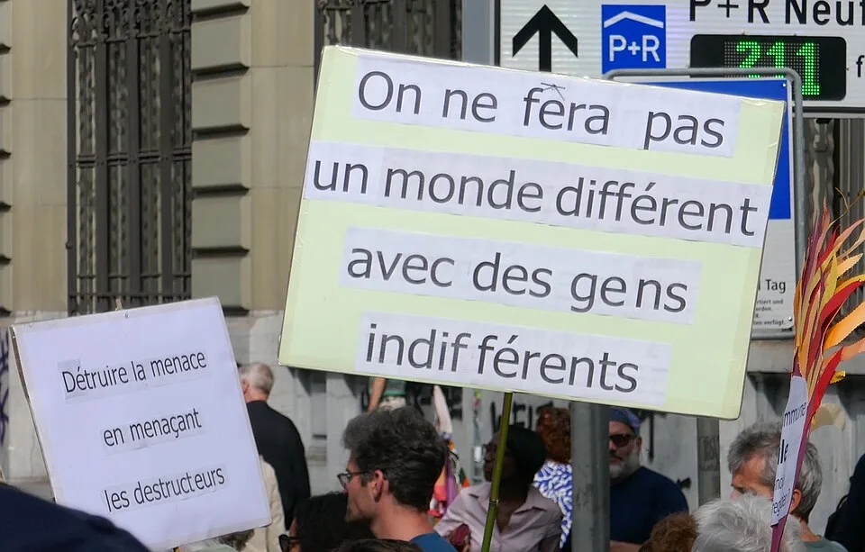 لافتة مظاهرة كُتب عليها «On ne fera pas un monde différent avec des gens indifférents»، صُوّرت في Bern, سويسرا.