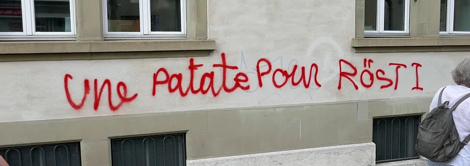 لافتة مظاهرة كُتب عليها «Une patate pour Rösti»، صُوّرت في Bern, سويسرا.