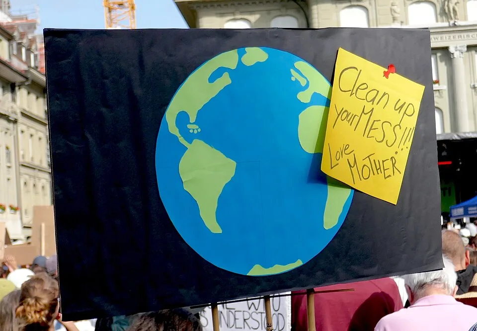 لافتة مظاهرة كُتب عليها «Clean up your mess!!! Love, Mother»، صُوّرت في Bern, سويسرا.