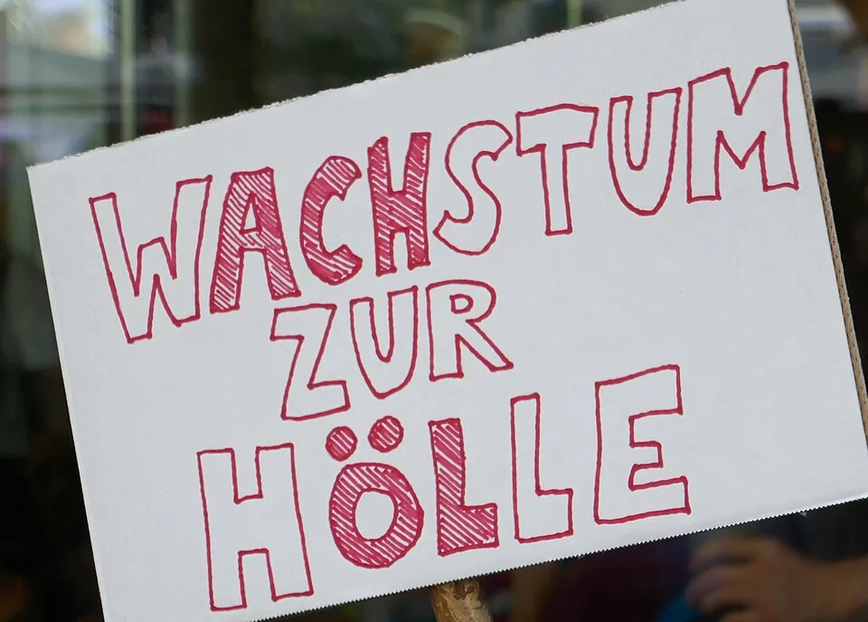 Pancarta con el texto «Wachstum zur Hölle», fotografiada en Bern, Suiza.