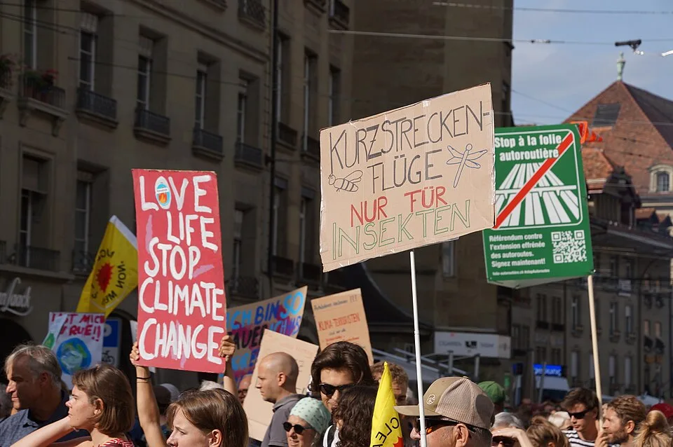 Pancarta con el texto «Kurzstreckenflüge nur für Insekten», fotografiada en Bern, Suiza.