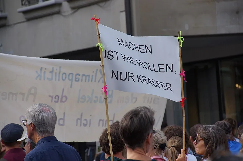 Pancarta con el texto «Machen ist wie wollen, nur krasser», fotografiada en Bern, Suiza.
