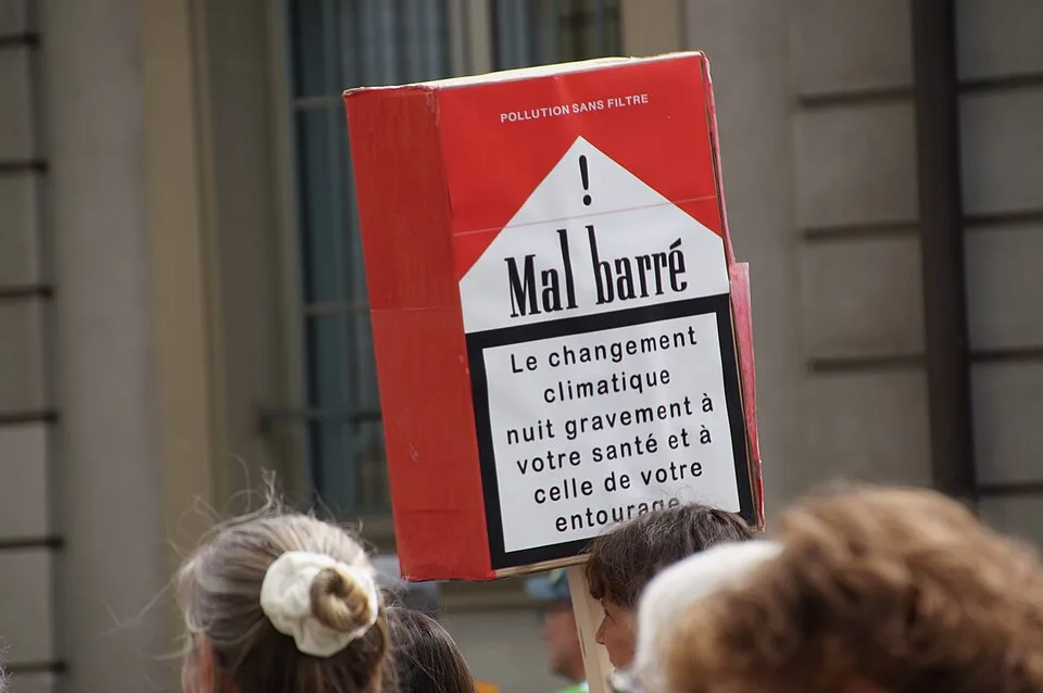 Pancarta con el texto «Mal barré. Le changement climatique nuit gravement à votre santé et à celle de votre entourage», fotografiada en Bern, Suiza.