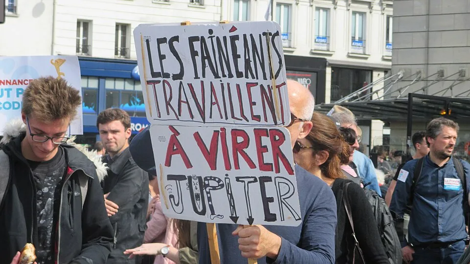 Protestbord met de tekst “Les fainéants travaillent à virer Jupiter”