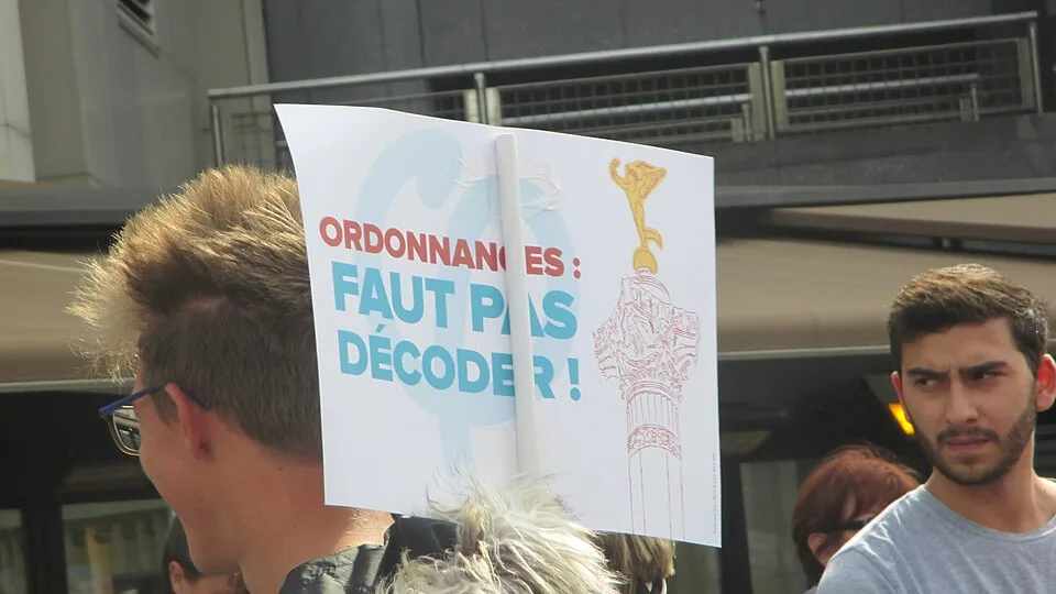 Protestbord met de tekst “Ordonnances : faut pas décoder !”
