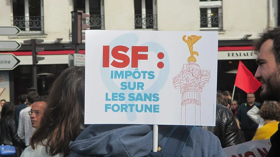 Protestbord met de tekst “ISF : impôts sur les sans fortune”