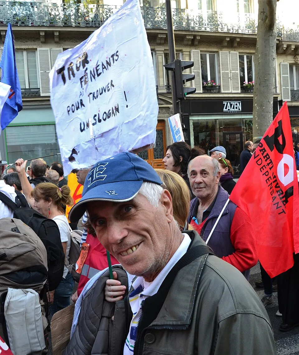 Protestbord met de tekst ‘Trop fainéants pour trouver un slogan !’, gefotografeerd in Paris, Frankrijk.