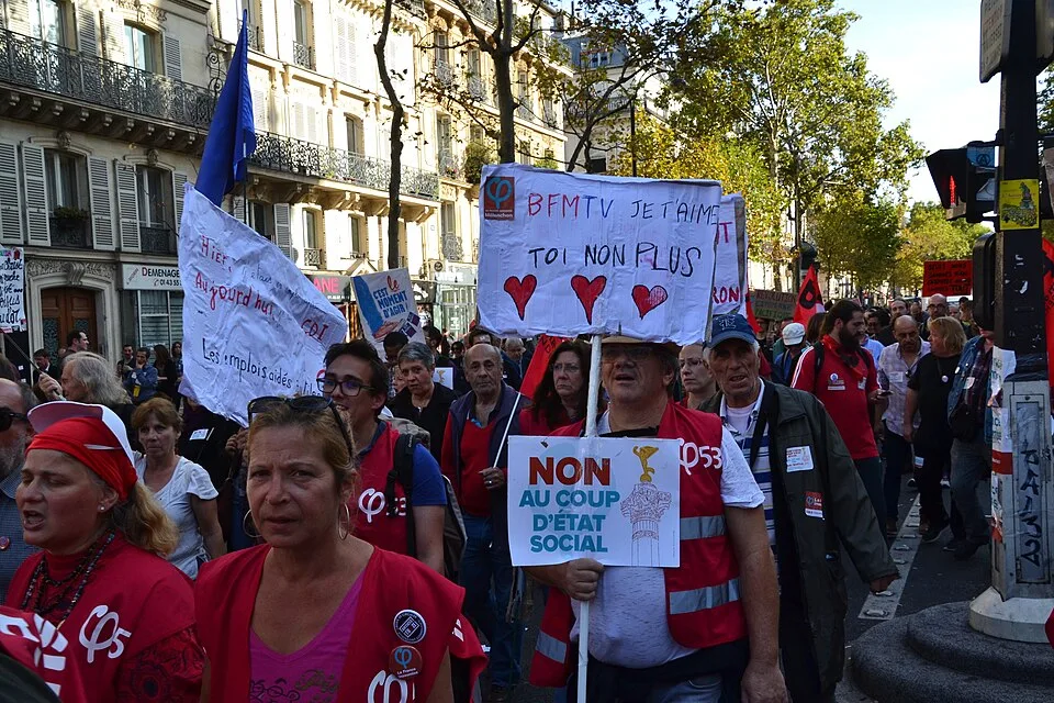 Protestbord met de tekst ‘BFMTV, je t'aime, toi non plus’, gefotografeerd in Paris, Frankrijk.
