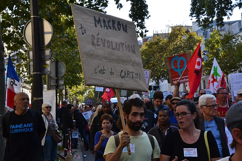 Protestbord met de tekst ‘Macron, ta révolution c'est du carton !’, gefotografeerd in Paris, Frankrijk.
